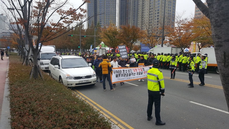 송상현광장에서 집회를 마친 부산의 중소상인들이 부산시청 쪽으로 거리행진을 하고 있다.