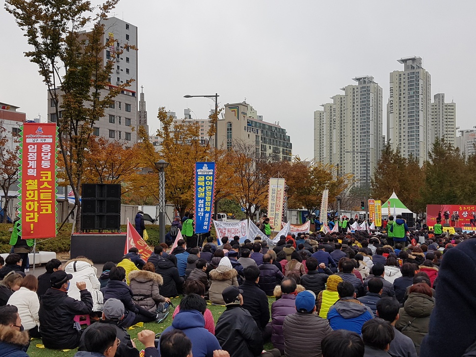 22일 하루 동맹휴업에 들어간 부산의 중소상인과 종업원 등이 송상현광장에서 대형마트 개점 반대 등의 구호를 외치고 있다.