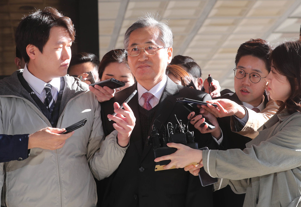 지난달 31일 추명호 전 국가정보원 국익정보국장이 검찰 조사를 받기 위해 서울중앙지검 청사에 들어서고 있다. 신소영 기자