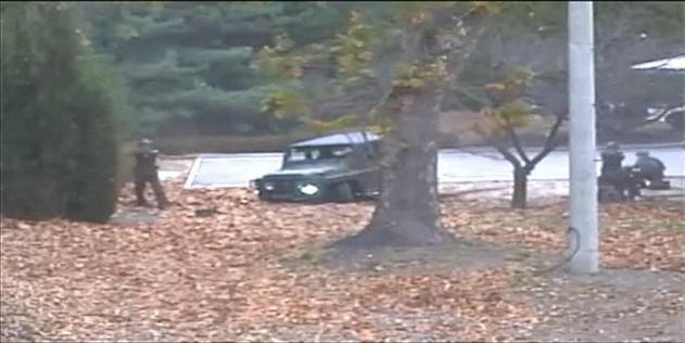 유엔군사령부가 22일 국방부 브리핑실에서 최근 판문점 공동경비구역을 통해 탈북한 북한군 병사 장면이 담긴 시시티브이(CCTV)를 공개했다. 북한군이 군사분계선을 넘은 이 병사를 향해 군사분계선 너머로 총격을 가하고 있다. 유엔사 제공