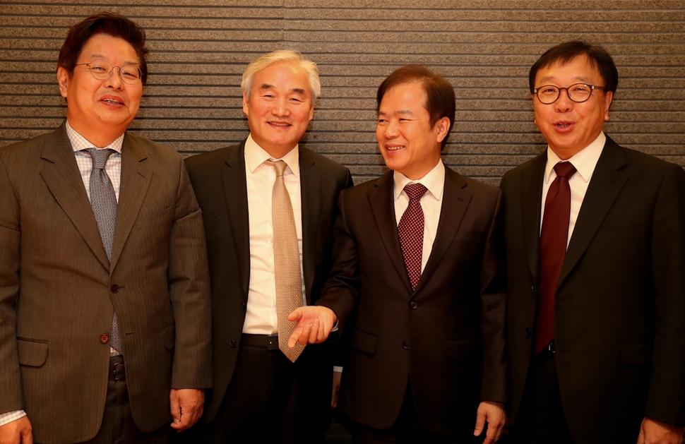 진창수 세종연구소장(왼쪽부터)과 손기웅 통일연구원장, 조병제 국립외교원장, 조동호 국가안보전략연구원장이 20일 오전 서울 중구 플라자호텔에서 만나 한-미, 한-중 정상회담 이후 한반도 정세에 대한 대담을 하기에 앞서 기념사진을 찍었다. 김정효 기자 hyopd@hani.co.kr