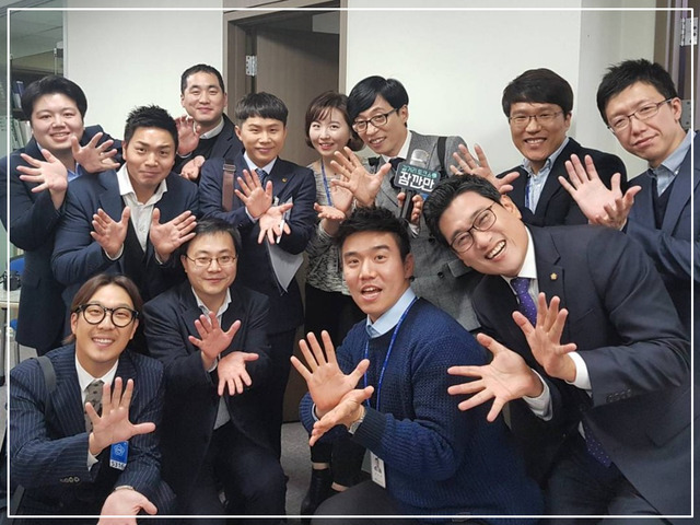 방송인 유재석·하하·양세형씨가 20일 서울 영등포구 여의도 국회 의원회관 오신환 바른정당 의원 사무실에서 <무한도전>촬영을 한 뒤 오 의원, 보좌진들과 기념촬영을 하고 있다. 오신환 의원 블로그