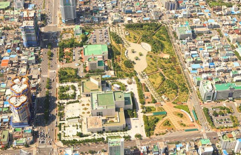 항일독립운동기념탑이 들어설 울산 남구 달동문화공원 주변 시가지 전경. 공원에서 왼쪽 아래에 울산문화예술회관이 자리잡고 있다. 울산시 포토울산 자료사진