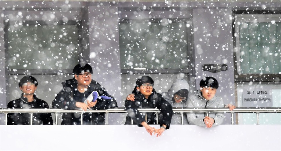 2018학년도 대학수학능력시험일인 23일 경남 거창군 거창읍 거창중앙고등학교에 설치된 경남도교육청 91지구 제3시험장에서 시험을 치던 수험생들이 점심시간을 이용해 잠시 쉬며 올해 첫눈을 바라보고 있다. 기상청은 이날 거창군 등 경남 북서부 내륙지역에 1~5㎝의 눈이 내릴 것이라고 예보했다. 거창군 제공