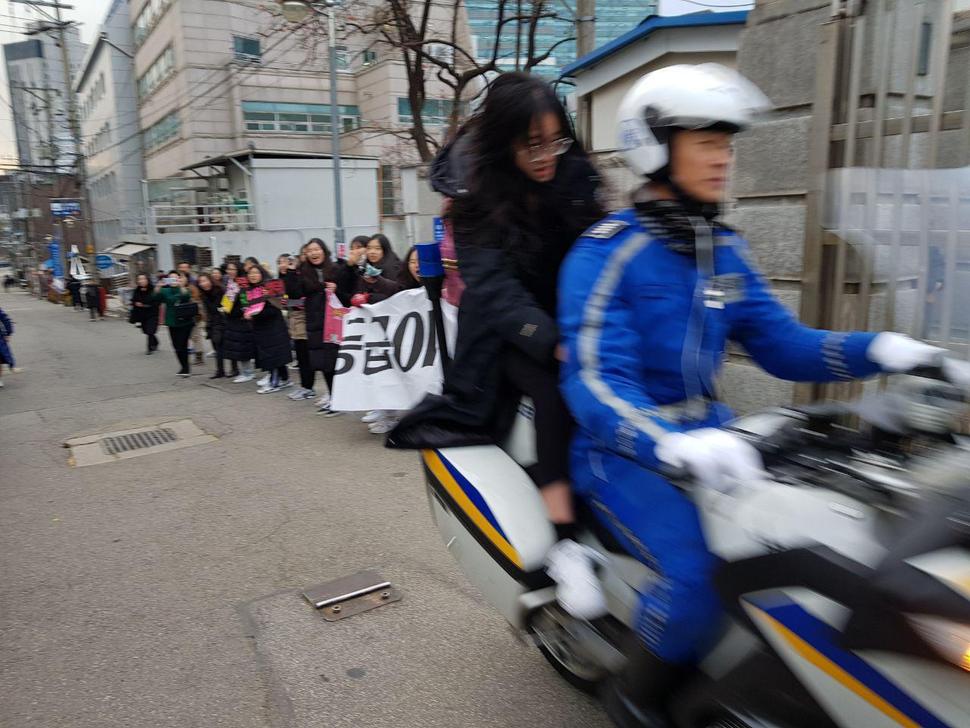 이날 전국 곳곳에서는 경찰이 수험생의 편의를 봐주고 만일의 사태에 대비하느라 분주했다. 이지혜 기자