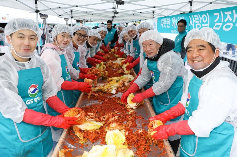 GS칼텍스 허진수 회장(우측에서 두번째)과 임직원들이 서울시 관악구 상록보육원에서 원아들과 인근 홀몸어르신들에게 전달할 김치를 담그고 있다. GS칼텍스 제공