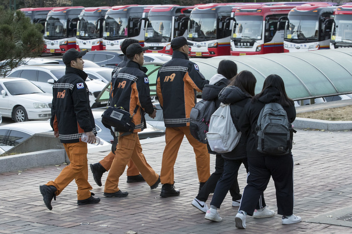 대학수학능력시험이 치러진 23일 포항시 시험장엔 소방대원들이 배치됐다. 포항/김성광 기자 flysg2@hani.co.kr