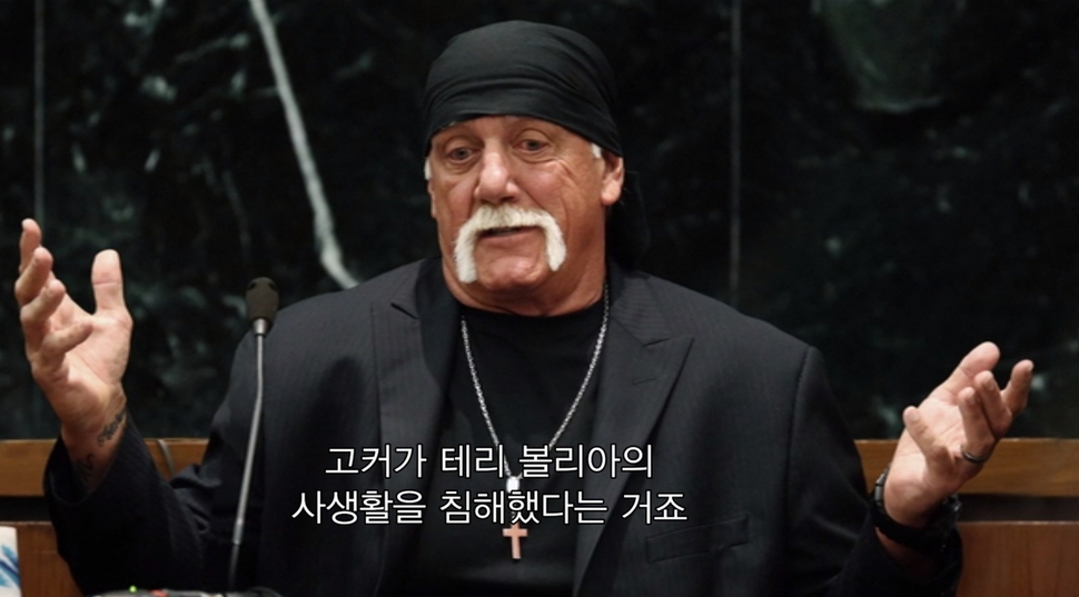 고커미디어와의 소송에서 증언 중인 헐크 호건(본명 테리 볼리아). 사진 넷플릭스 갈무리.