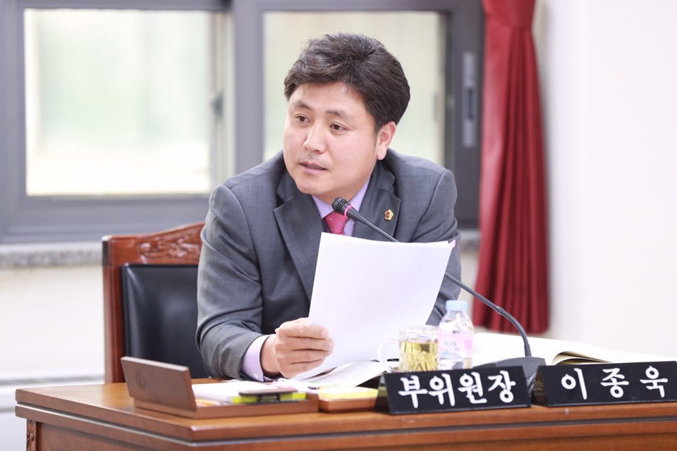 이종욱 의원이 지난 21일 충북교육청 행정사무감사에서 제주수련원 비공개 객실 운영 실태를 지적하고 있다.충북도의회 제공