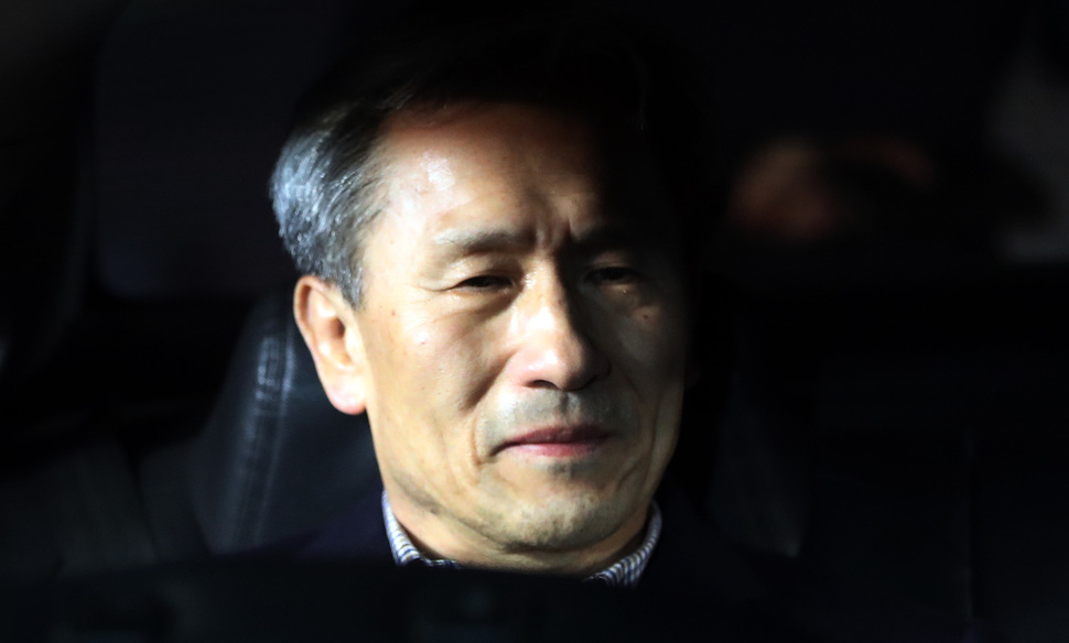 구속적부심에서 석방이 결정된 김관진 전 국방부 장관이 22일 밤 경기도 의왕시 서울구치소를 나와 차량에 탑승해 있다. 연합뉴스