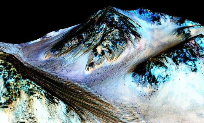 2015년 미국항공우주국(나사)는 화성의 헤일 분화구에서 흘러내리는 100m가량 길이의 어두운 색 줄기들이 소금 성분을 함유한 흐르는 물인 것으로 보인다는 연구결과를 밝혔다. 영상은 나사와 제트추진연구소, 애리조나대 과학자들이 만든 것으로 가상 색으로 처리됐다. 나사 제공