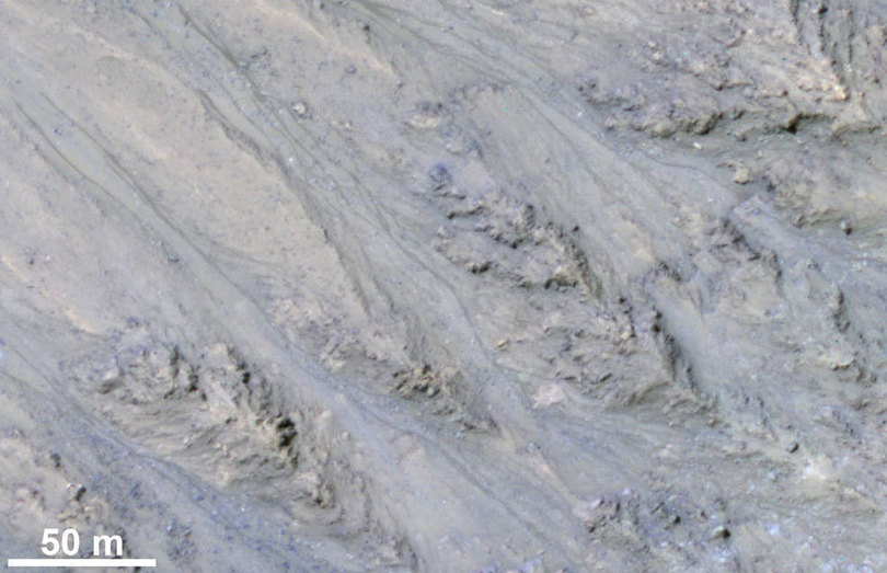 최근 나사가 공개한 영상. 화성 표면의 경사면에서 관측된 물의 흐름은 사실 모래 입자들의 흐름일 수 있다는 다른 연구결과가 나왔다. 나사 제공