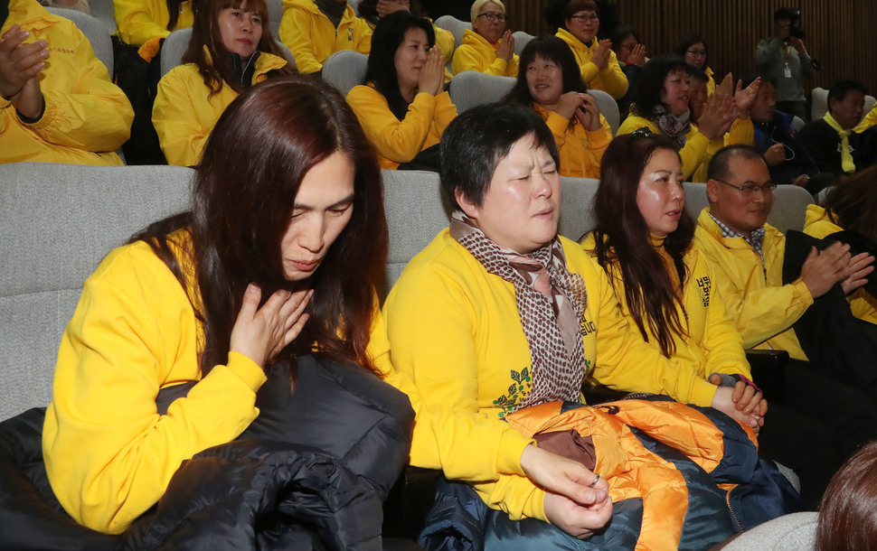 세월호 참사 유가족들이 24일 오후 국회 본회의장에서 ‘사회적참사특별법’이 통과된 뒤 안도의 한숨을 내쉬며 기뻐하고있다. 신소영 기자 viator@hani.co.kr