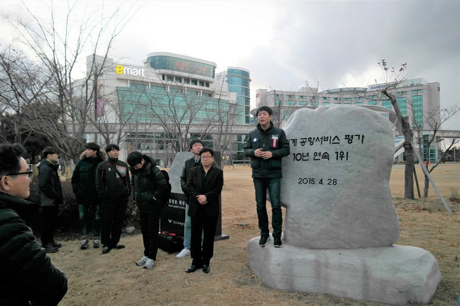 23일 오후 인천국제공항공사 서관 대강당에서 열린 ‘인천공항 비정규직의 정규직 전환방안 공청회’가 끝난뒤 전국공공운수노조 인천공항지부(비정규직)의 박대성 지부장이 조합원들과 이야기를 나누고 있다. 조일준 기자