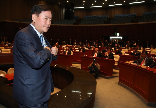 최경환 자유한국당 의원이 24일 오전 국회에서 열린 의원총회에서 자신의 경제부총리 재임 당시 국정원 특수활동비 상납 의혹에 대한 신상발언을 한 뒤 발언내용을 적은 종이를 주머니에 넣으며 자리로 돌아가고 있다. 이정우 선임기자 woo@hani.co.kr