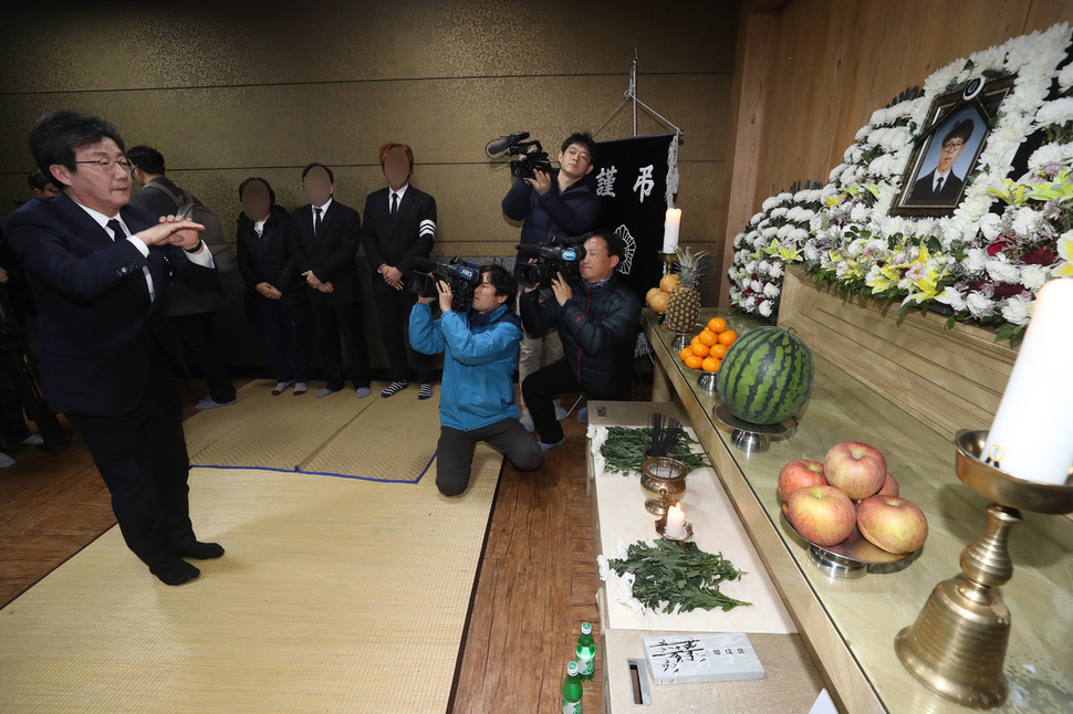 바른정당 유승민 대표가 24일 오후 제주시 연북로 부민장례식장에 마련된 이민호군의 빈소를 찾아 조문하고 있다. 연합뉴스