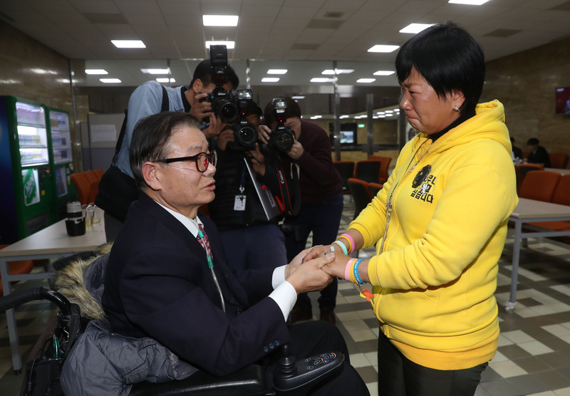 세월호 참사 유가족인 단원고 오영석 군 어머니 권미화 씨(오른쪽)가 24일 오후 국회 본회의장 앞에서 사회적 참사의 진상규명 및 안전사회 건설 등을 위한 특별법(사회적 참사법)이 통과된 뒤 옥시 가습기살균제 피해자로 폐손상 4단계 판정을 받은 박경복씨와 손을 잡은 채 법안 통과를 서로 축하하고 있다. 신소영 기자 viator@hani.co.kr