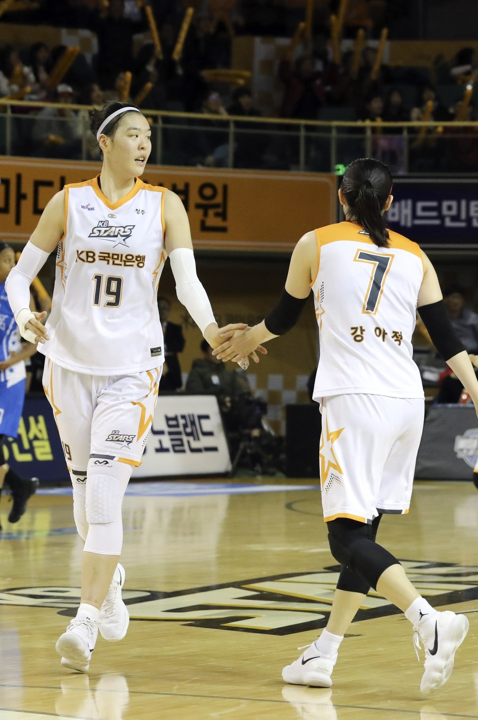 국민은행의 주포 박지수(왼쪽)가 24일 청주체육관에서 열린 신한은행 2017-2018 여자프로농구 우리은행과의 경기에서 팀 동료와 손을 맞대고 있다. 청주/연합뉴스