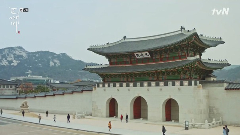 광화문광장은 최근 드라마나 영화에서 대한민국의 오늘을 상징하는 중요한 장소가 됐다. 티브이엔 제공