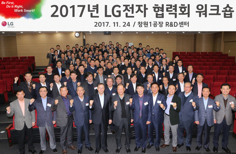 조성진 엘지전자 부회장(앞줄 왼쪽에서 다섯번째)이 협력회 워크숍을 마친 뒤 협력사 대표들과 화이팅 구호를 외치고 있다. 엘지전자 제공