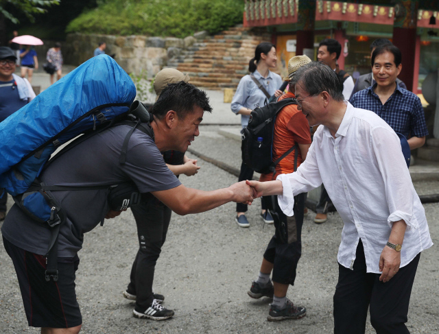 문재인 대통령이 여름휴가 중인 7월31일 산에서 만난 시민과 인사하고 있다. 청와대 제공