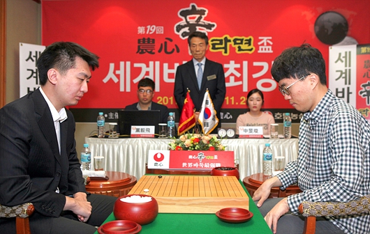 신민준(오른쪽) 6단이 26일 부산 농심호텔에서 중국의 당이페이 9단과 대국하고 있다. 사이버오로 제공