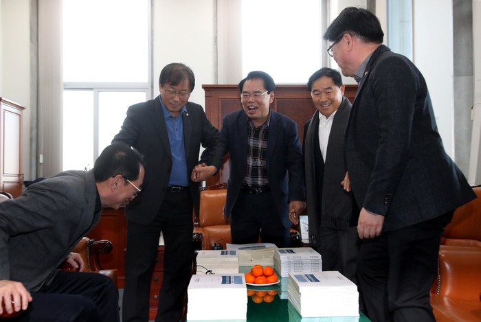 백재현 국회 예산결산특별위원회 위원장(가운데)과 여야 3당 간사, 김용진 기획재정부 2차관(맨 오른쪽)이 26일 오후 국회에서 새해 예산안 핵심쟁점을 조정하기 위한 소소위원회를 열었다. 윤후덕 더불어민주당 간사(왼쪽 둘째)가 “손을 잡아보이자”고 제안하자 김도읍 자유한국당 간사(맨 왼쪽)가 가장 늦게 일어서고 있다. 오른쪽 둘째는 황주홍 국민의당 간사. 이정우 선임기자 woo@hani.co.kr