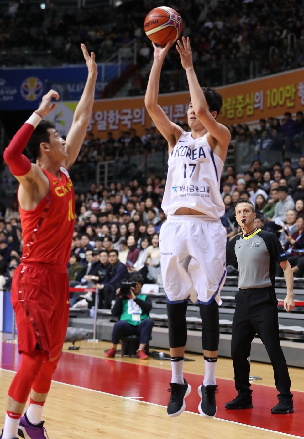 한국 농구대표팀의 전준범(오른쪽)이 26일 고양체육관에서 열린 국제농구연맹 월드컵 아시아예선 중국과의 경기에서 슛을 하고 있다. 대한농구협회 제공