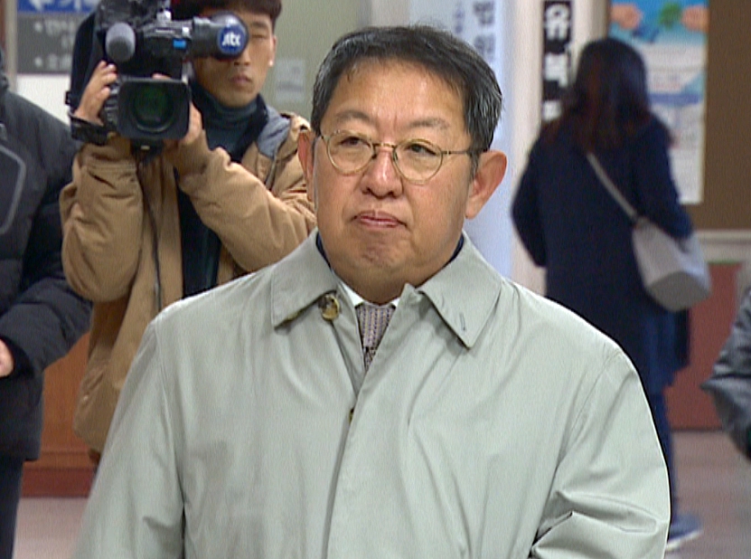 이석수 전 특별감찰관이 27일 오전 서초구 서울중앙지방법원에서 열린 우병우 전 청와대 민정수석의 속행 공판에 증인으로 출석하기 위해 법정으로 향하고 있다. 연합뉴스
