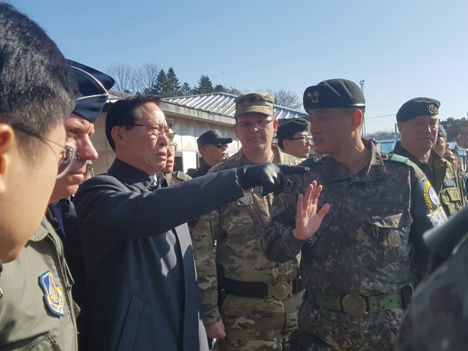 송영무 국방부 장관이 27일 경기 파주시 판문점 공동경비구역(JSA)을 방문해 한미 지휘관들과 대화하고 있다. 국방부 공동취재단