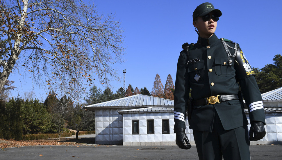 북한군 병사가 남쪽으로 넘어온 판문점 공동경비구역(JSA) 사건 현장이 27일 오전 언론에 공개되고 있다. 판문점/사진공동취재단