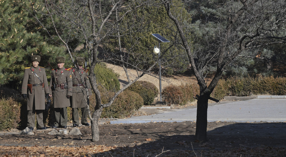 지난 13일 북한군 병사가 넘어온 판문점 공동경비구역(JSA) 사건 현장에서 27일 오전 북한군이 남쪽 상황을 살펴보고 있다. 판문점/사진공동취재단