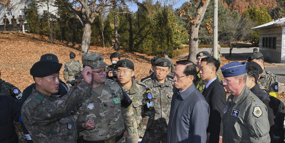 송영무 국방부 장관이 27일 오전 판문점 공동경비구역 사건 현장을 살펴보며 관계자의 설명을 듣고 있다. 판문점/사진공동취재단