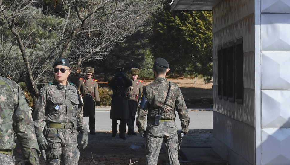 북한군 병사가 남쪽으로 넘어온 판문점 공동경비구역(JSA) 사건 현장에서 27일 북한 군인들이 남쪽 상황을 살펴보고 있다. 판문점/사진공동취재단