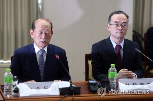 문무일 검찰총장(오른쪽)과 송두환 대검 검찰개혁위원장. 연합 사진