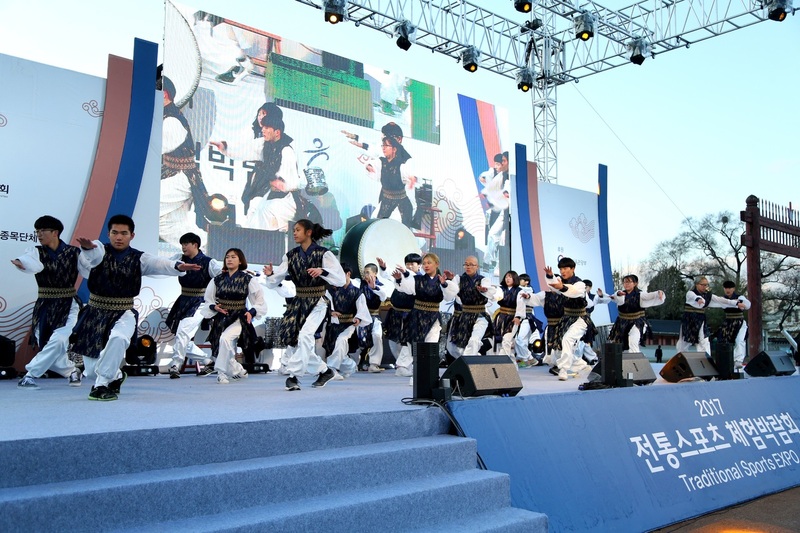 11월24~26일 수원 화성 행궁에서 열린 전통스포츠 체험박람회에서 참가자들이 국학기공 시범을 보이고 있다. 대한체육회 제공