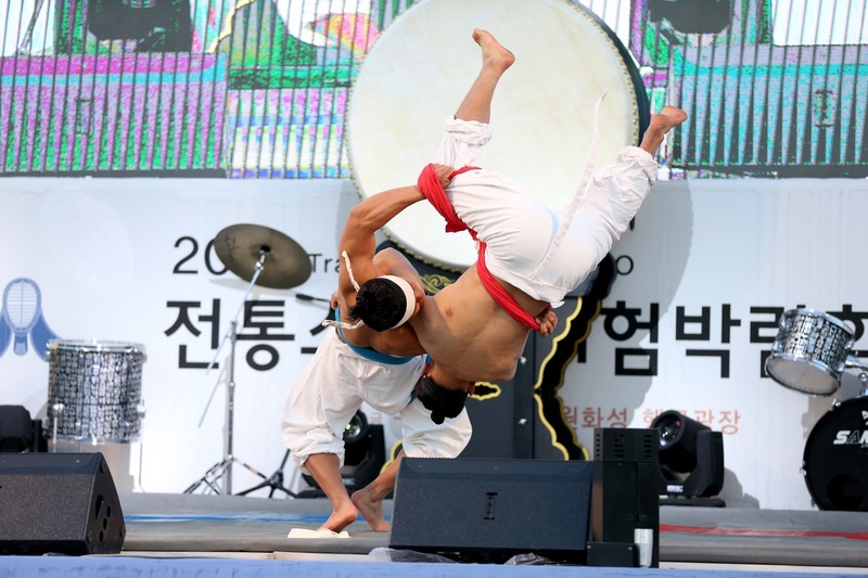 지난 11월24~26일 경기도 수원 화성 행궁에서 열린 전통스포츠 체험박람회에서 참가자들이 씨름 시범을 보이고 있다. 대한체육회 제공