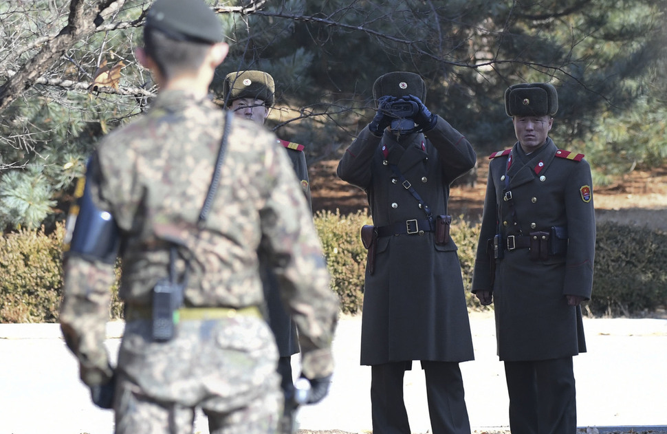 지난 13일 북한군 병사가 판문점 공동경비구역(JSA)을 통해 탈북한 사건이 일어난 가운데 27일 오전 판문점 사건 현장 인근에서 북한군 병사들이 남쪽 상황을 살펴보고 있다. 사진공동취재단