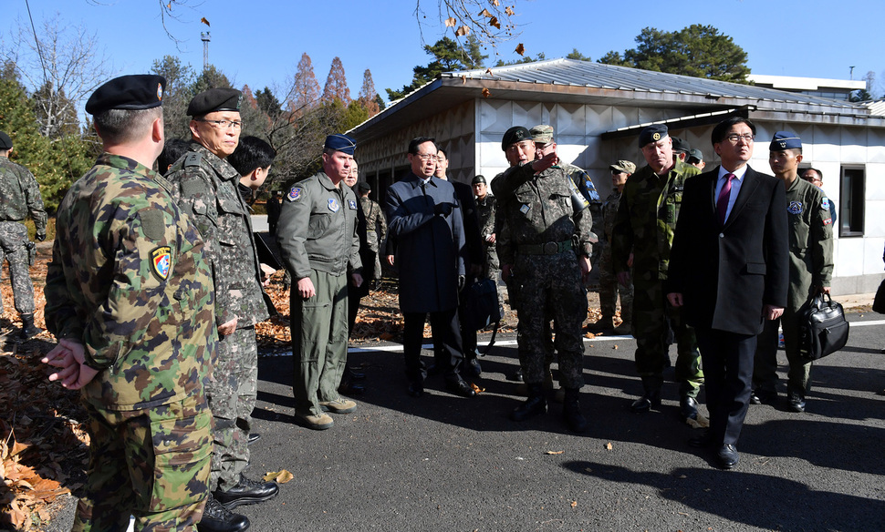 국방부 장관이 현장에서 공동경비구역(JSA) 우리 쪽 경비대대장으로부터 당시 상황을 보고받고 있다.  사진공동취재단