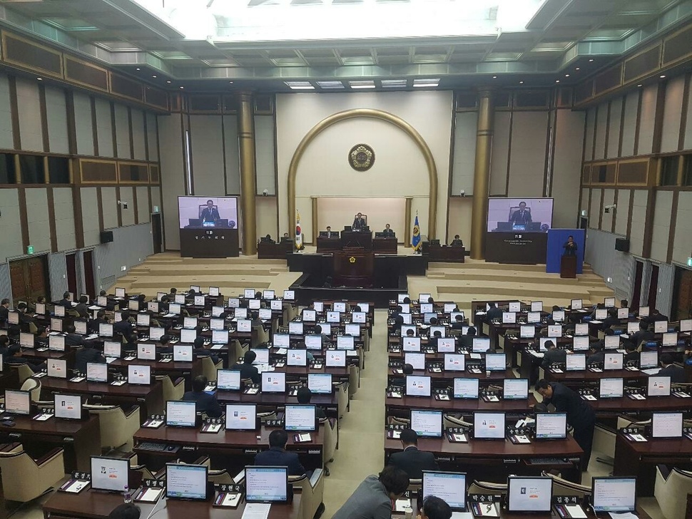 27일 경기도의회는 본회의에서 경기도가 낸 ‘광역버스 준공영제 시행 협약 체결 동의안’을 재석 의원 99명 중 67명의 찬성으로 의결했다. 홍용덕 기자