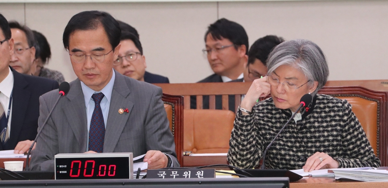 강경화 외교부 장관(오른쪽)과 조명균 통일부 장관이 27일 국회에서 열린 외교통일위원회 전체회의에서 자료를 보고 있다. 연합뉴스