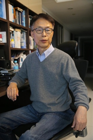 정현식 케이스포츠재단 전 사무총장(63)이 지난해 10월 26일 오후 경기도 남양주시 화도읍 자택에서 <한겨레>와 인터뷰를 하고 있다. 남양주/김봉규 선임기자 bong9@hani.co.kr