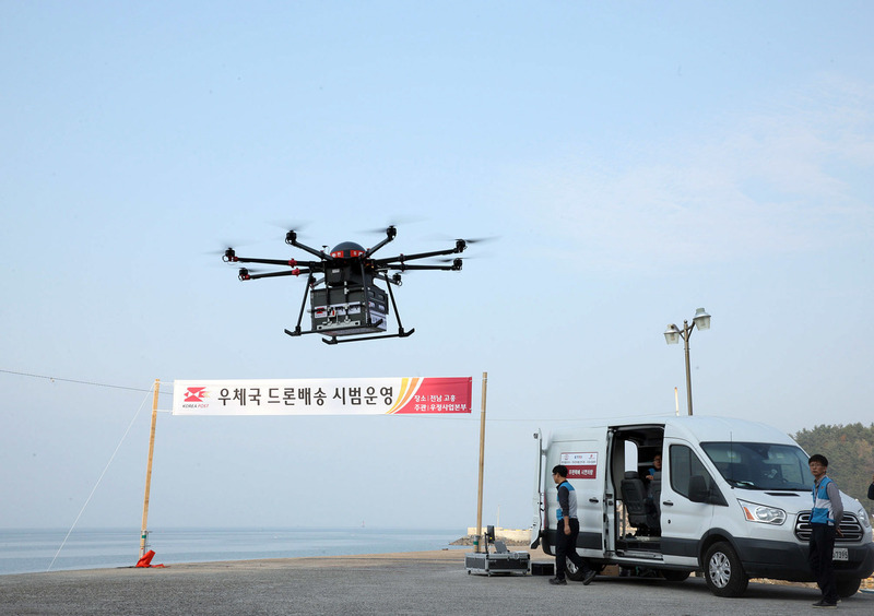 우정사업본부 드론이 28일 전남 고흥 선착장에서 소포 1개, 일반우편물 25개를 싣고 득량도 마을회관으로 배송하기 위해 이륙하고 있다.  우정사업본부 제공.