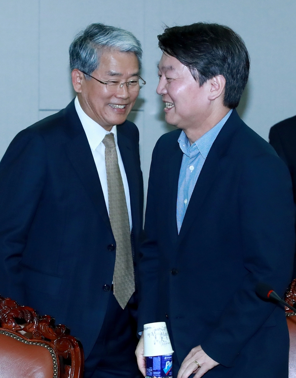 국민의당 안철수 대표(오른쪽)와 김동철 원내대표가 28일 오후 국회 의원회관에서 국민의당 제2창당위원회와 국민정책연구원 주최로 열린 다당제 정착을 위한 과제와 국민의당의 진로 토론회에서 인사를 나눈 뒤 자리에 앉고 있다. 연합뉴스