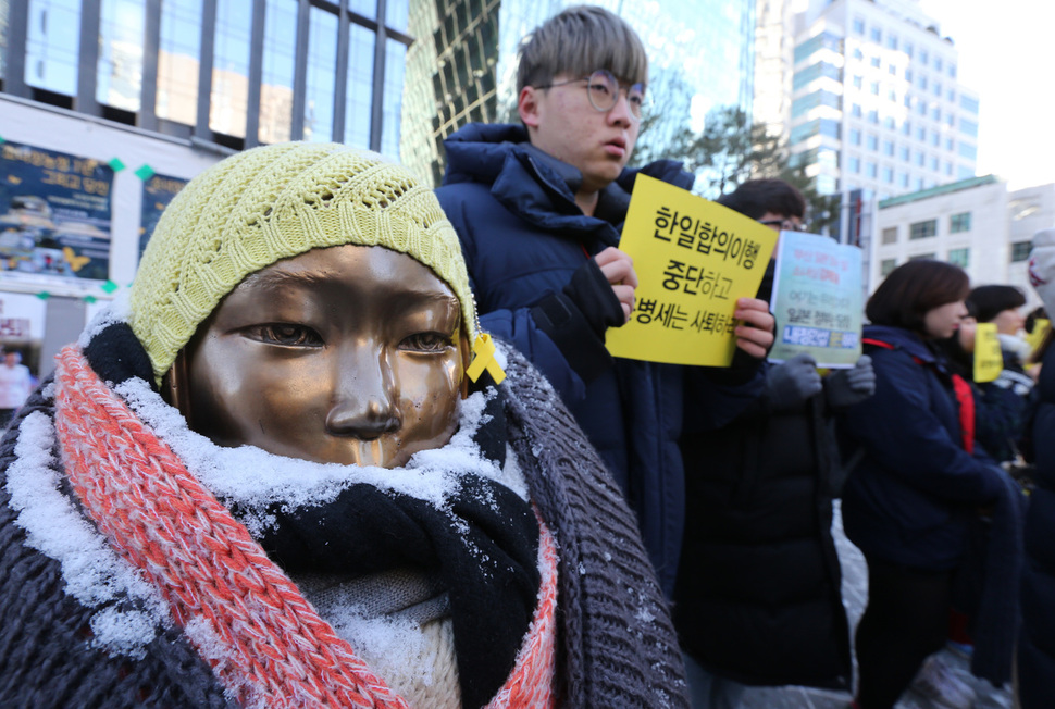 지난해 12월29일 오전 서울 종로구 일본대사관 앞에서 `한일일본군 위안부 합의 무효를 위한 대학생 대책위원회' 및 `대학생 겨레하나' 대학생들이 전날 있은 부산 일본영사관 앞 `평화의 소녀상' 철거에 항의하는 기자회견을 하고 있다. 김태형 기자 xogud555@hani.co.kr