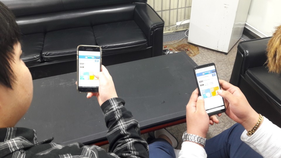 부산의 한 대학교 학생들이 총학생회장 선거에서 모바일투표를 하려고 접속하고 있다. 부산시선거관리위원회 제공