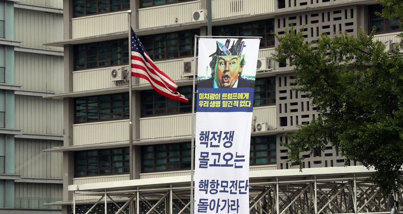 지난 10월 광화문 광장에서 바라본 미대사관 쪽으로 트럼프 규탄 피켓과 성조기가 함께 보인다. 김경호 선임기자 jijae@hani.co.kr