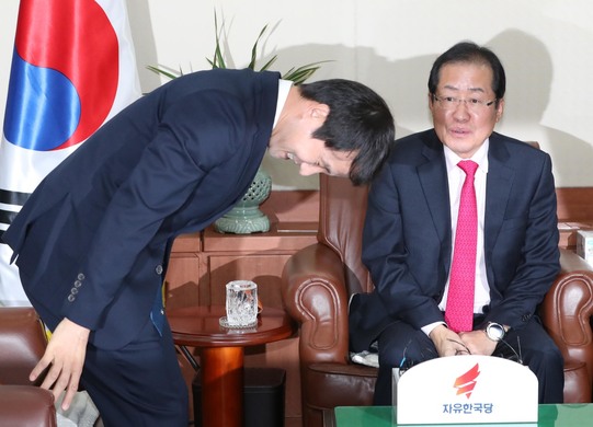 홍준표 자유한국당 대표가 29일 오전 인사차 당사를 찾은 한병도 정무수석을 맞이해 인사를 나누고 있다. 이정우 선임기자 woo@hani.co.kr