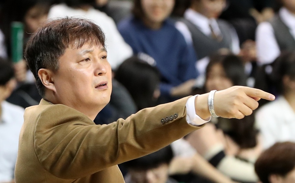 이상범 디비(DB) 감독이 29일 원주종합체육관에서 열린 2017-2018 정관장 프로농구 에스케이(SK)와 경기에서 작전을 지시하고 있다. 원주/연합뉴스