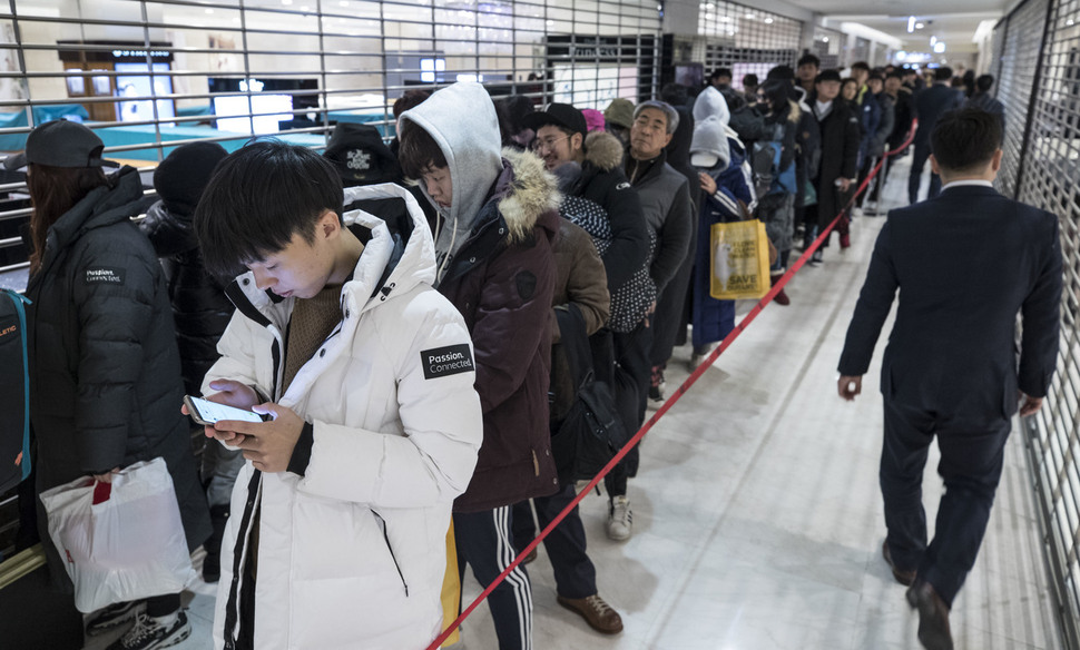 ‘평창 롱패딩’ 판매 마지막날인 30일 오전 서울 중구 롯데백화점 본점 지하1층에서 시민들이 길게 줄지어 서 있다. 김성광 기자 flysg2@hani.co.kr